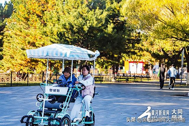 文瀛湖畔秋色浓 大同游客悠享漫步时光