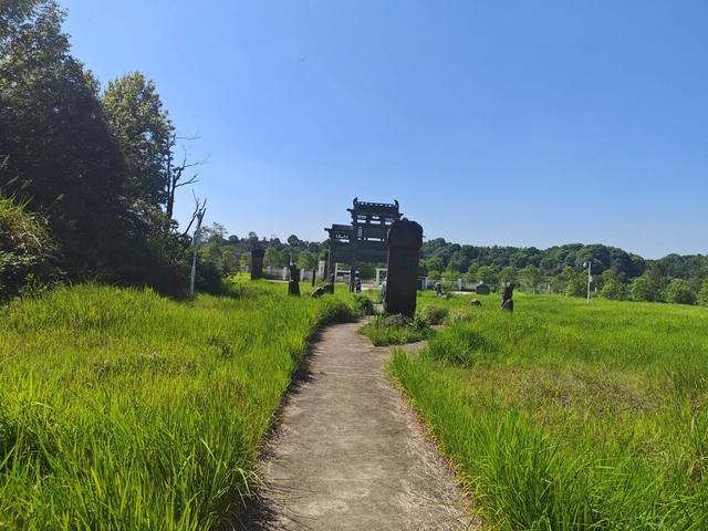 谒朱轼墓有感（江西聂朋