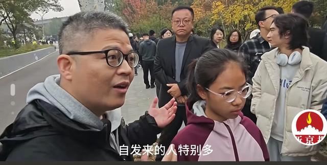 杨振宁遗体告别式现场：翁帆现身哭成泪人，群众排几十米长队！