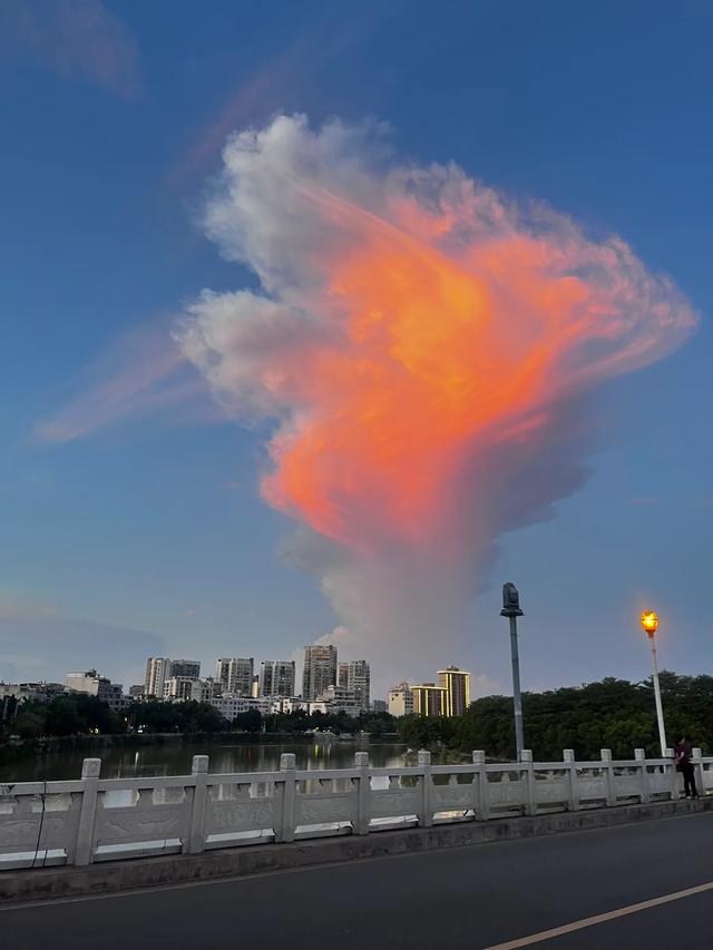 每次看到天上的云朵都会忍不住记录下来