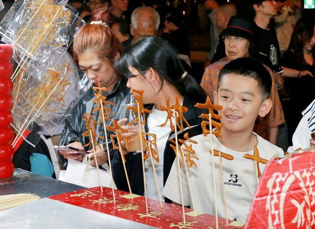 新民大街放大招：市集、花车巡游，承包你的假期快乐！