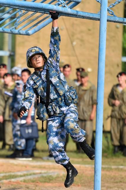 今天来唠唠超经典的海军励志剧《火蓝刀锋》第一集