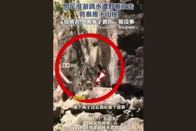男子遭野猴攻击打斗中将猴子推下水.图片