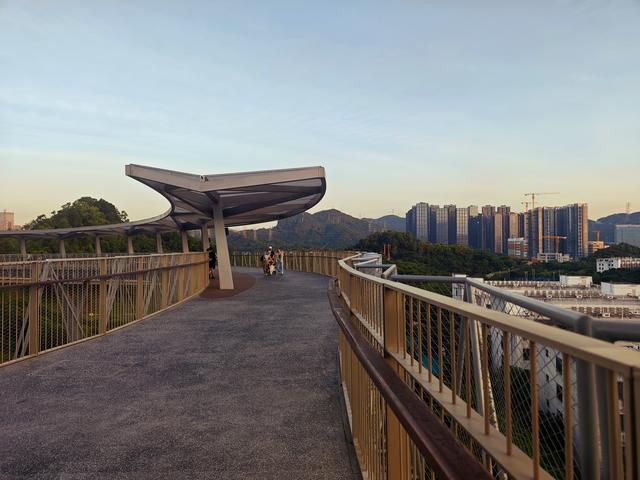 西丽湖国际科教城绿道，看霞飞满天，如梦似幻！长岭陂地铁C口