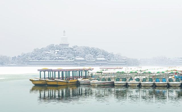 北京雪后地面现“中式山水画”：一扬自然与艺术的完美邂逅