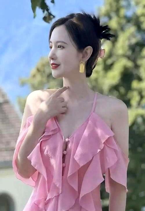 张萌，好奶好圆好嫩，堪称“人间尤物	”这腰臀比，谁能顶得住？