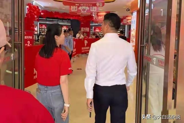 刘强东有多接地气？回到宿迁完全放飞，喝高叫美女回去炒两个菜来