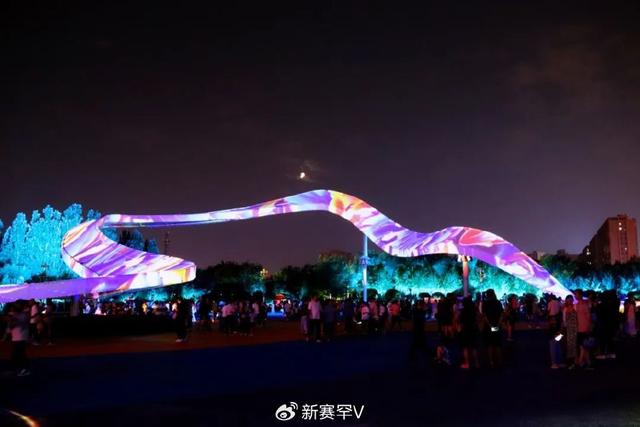 首场音乐光影水舞秀开场 游客在流光溢彩中感受赛罕热情