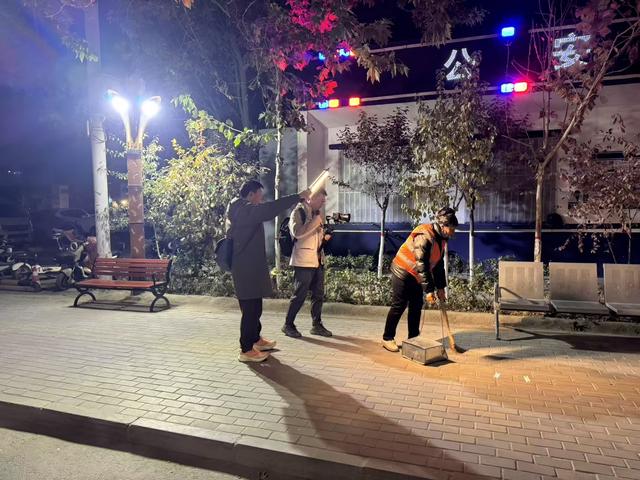 多年来，一批又一批绍兴人前赴后继，走进了这座大漠小城……