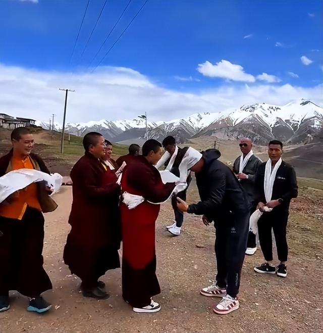 男子西藏遇到尼姑，住在4500米高的地方，吃肉修行，一闭关七八年