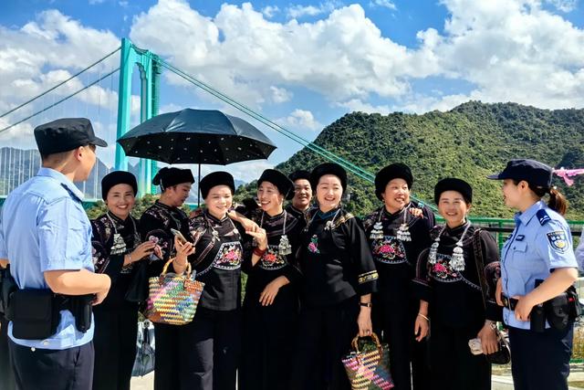 高铁穿云来！有问题，找警察“阿哥”~