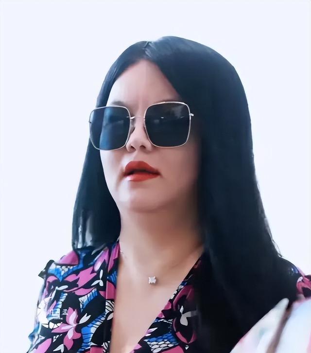 钱再多有啥用！50岁久居英国的李湘，终于为自己的行为付出了代价