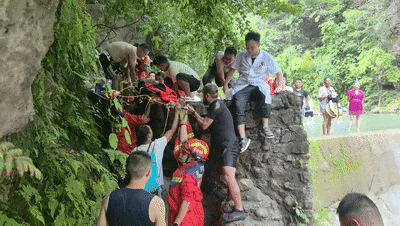 贵州一网红景点，男子溯溪不慎溺水！