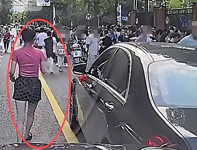 女子放学接孩子，路边随意停车，造成堵路十几分钟