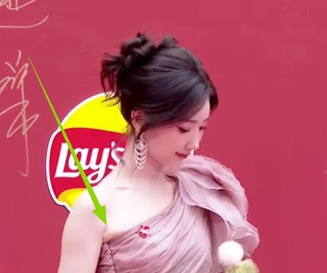 海南红毯好俗，毛晓彤挤出副乳，张萌深V不怕走光，宋茜胸骨凸出