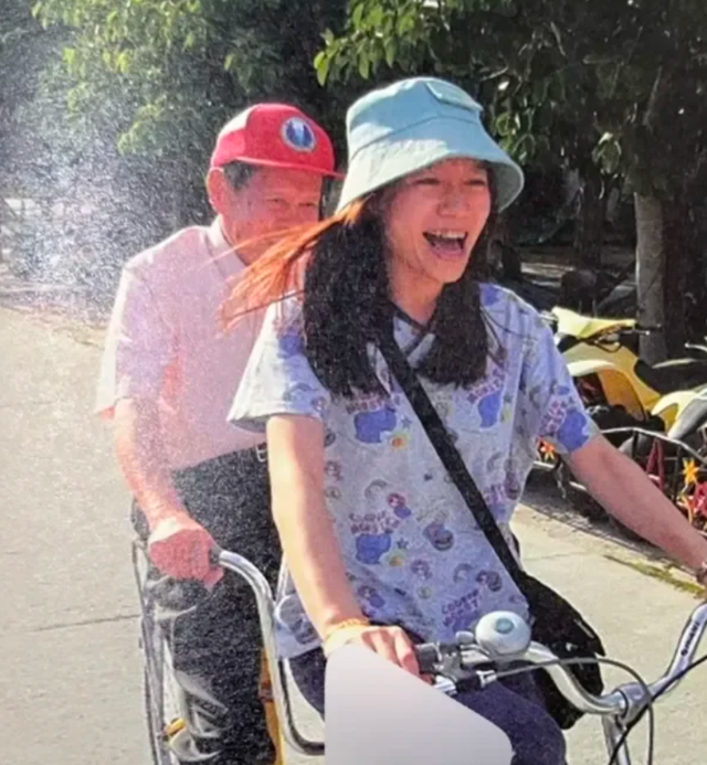 送别杨振宁！翁帆领头脸煞白鼻子通红，未见大儿子花篮不见其身影