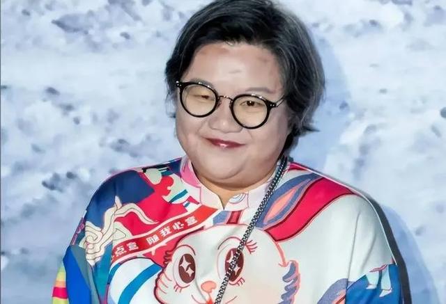 陈凯歌前妻洪晃京郊院子曝光，百平空地长草，网友：哪像名门小院