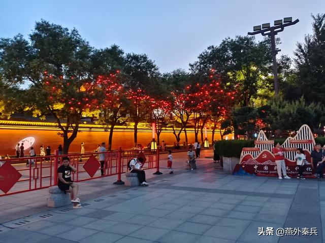 华清宫外的夜色，是文旅的尴尬，居民的闲娱，游客的懵逼