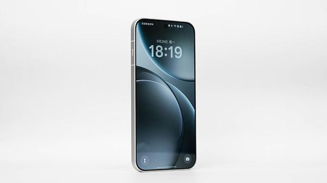 OPPO Find X9 Pro霜白：绒砂工艺藏细节，简约机身显高级