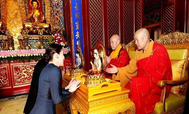 泰国王后这一跪，这才是顶级外交，她拜的不是佛，是两国的情谊