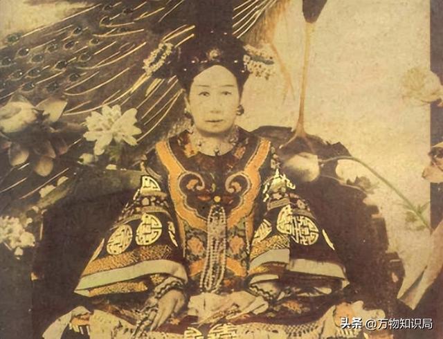 1983年慈禧墓开棺老照片：出土时全身长白毛，牙齿和指甲保存完整