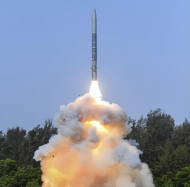 以为俄罗斯不敢动？美方刚扣油轮	，普京一发“榛树”炸穿利沃夫！