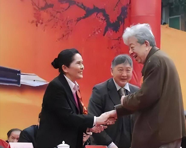 她是中国芯片顶尖人物，4度评选国内院士失败，后被美国封为院士
