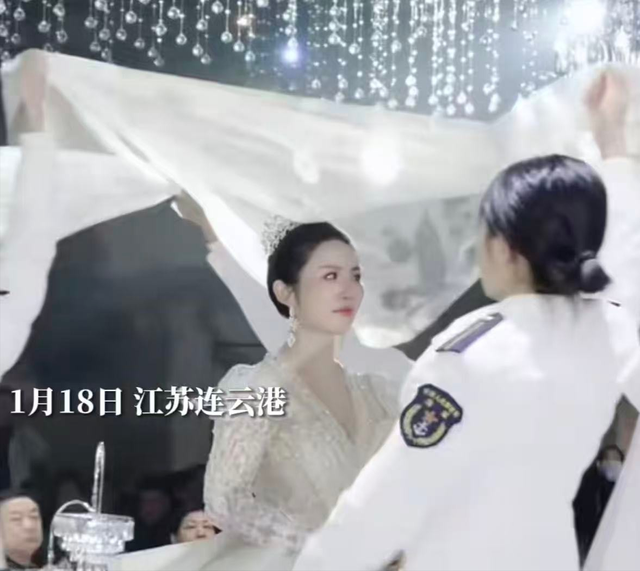 93受阅女兵参加婚礼被骂惨！网友：穿这套衣服去是几个意思？