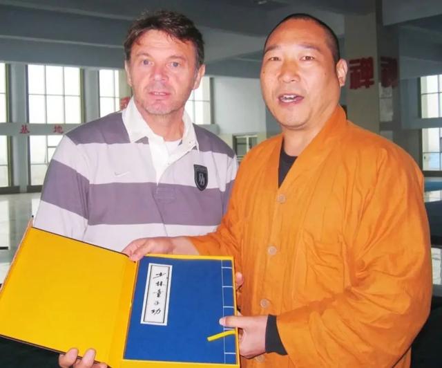 拔出萝卜带出泥！释永信下马，举报人被扒惊天丑闻，难怪会被开除
