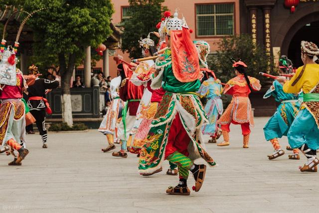 最适合春节旅行的6座小城，游人不多，年味十足，带着家人出发吧