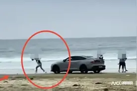 男子沙滩上飙车撞倒女路人！警方回应：治安拘留！图片