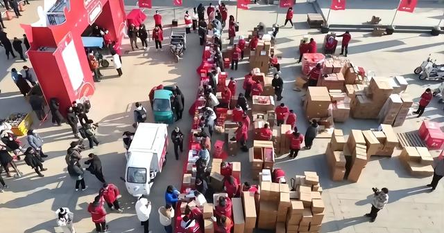 刘强东光送年货没发钱	，60岁村民被问是否失望，老人家回答太戳心