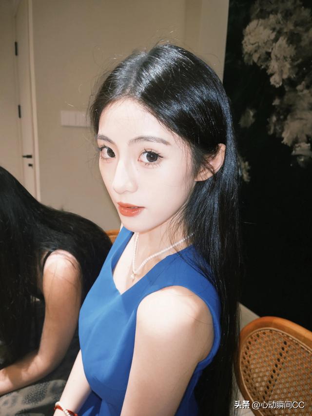 中传校花李乐涵，明眸摄人又有黑天鹅气质，妩媚到让人沦陷！