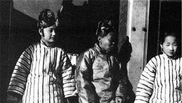 1906年，一位清朝女子自愿脱下衣服，让洋人拍下这组裸体照片