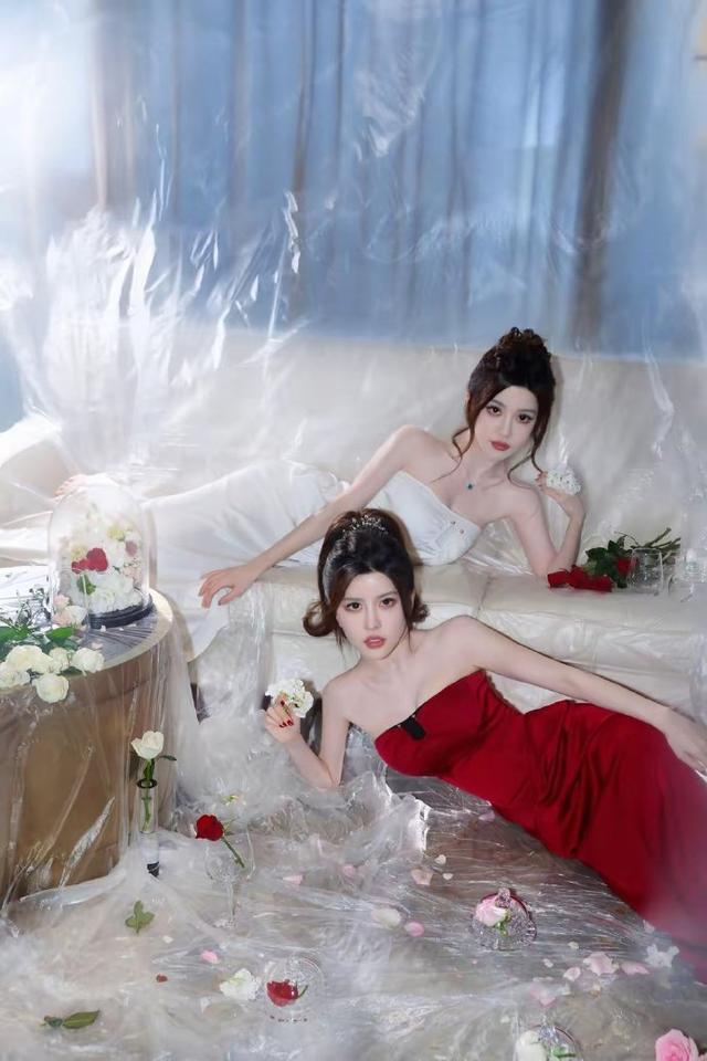 红与白，争艳还是共舞？BY2这组闺蜜照看哭无数人。
