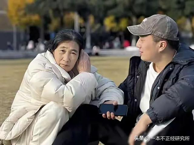 32岁男子把58岁妈妈锁家里,一起洗澡睡觉,就连出门都是形影不离