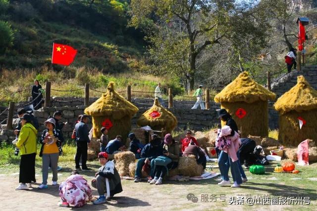 宁武芦芽山旅游度假区：国庆假期人气爆棚 红色氛围与秋日风光引客来