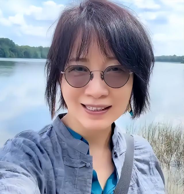 她连上5次春晚，和恩师同居怀孕，被骗流产，如今57岁依然单身！