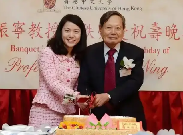 翁帆也没想到，丈夫杨振宁去世后，竟因生前一个特殊举动口碑暴涨