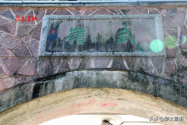 秋色天花板，枫香树下美龄桥