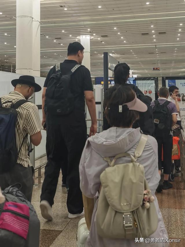 姚明和女儿机场被偶遇, 15岁姚沁蕾身高达1米9, 父女俩人群中像巨人