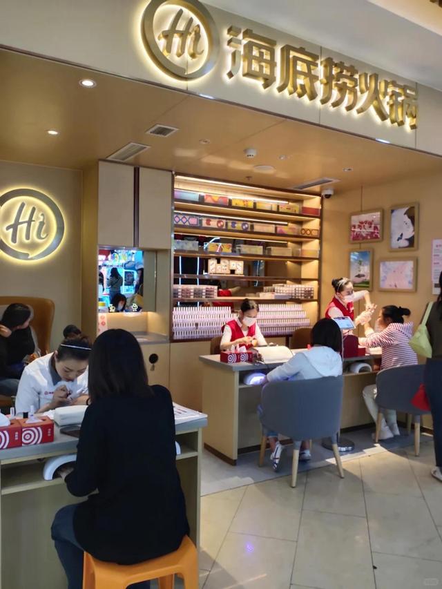 海底捞变夜店？男模擦边、DJ蹦迪，为什么不能让人好好吃饭？