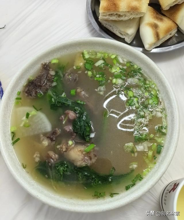 内蒙出发新疆，往返22天，5个人吃饭花4687元，网友问每天吃糠吗