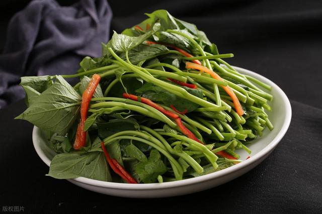 红薯叶再次成为焦点！医生发现：高血压患者吃红薯叶，或有4好处