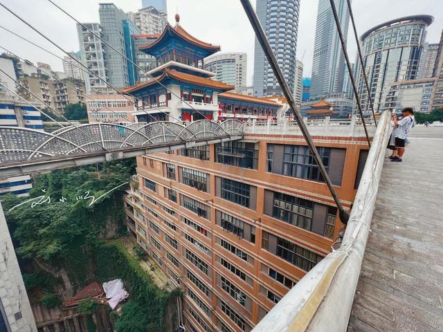重庆又一“另类”网红地：医院门诊楼成打卡点，游客为啥争相来？