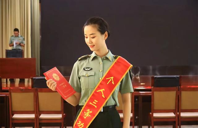 女民兵李思颖阅兵回家仅半天,母亲官宣其新身份,太牛了,全网恭喜