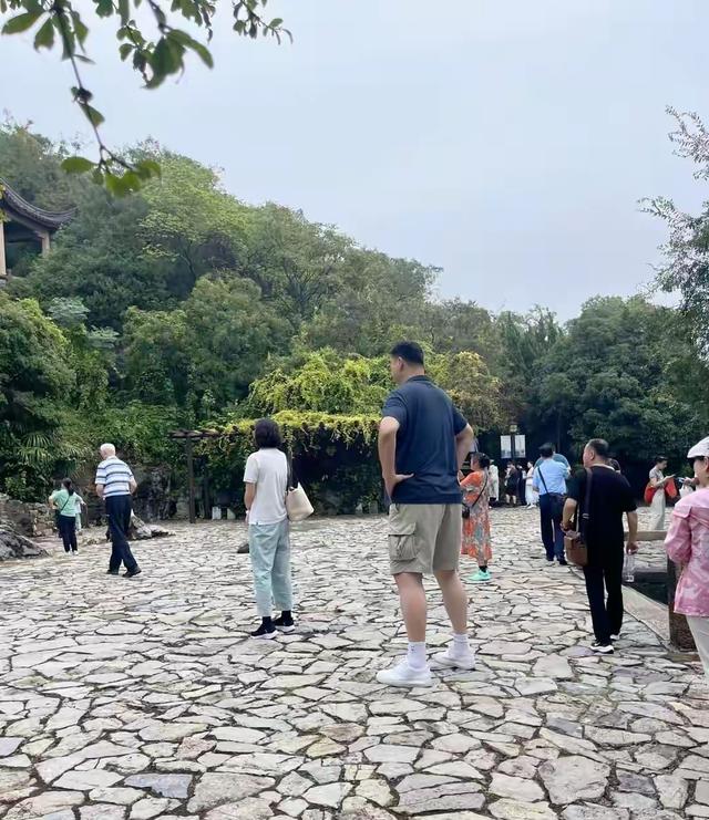 姚明和女儿现身苏州老家，感觉他们俩不怎么像，特别是走路的样子