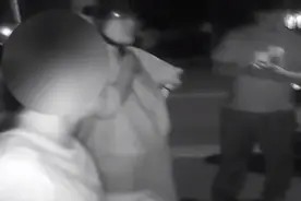 “极限拉扯” 一女子追着民警满街跑： “求求你……”图片