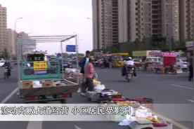 呼和浩特一小区门口流动摊位摆在路中央 还越来越多 居民受影响......图片