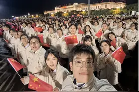 育见热点 | 首都大中小学生共同观礼升国旗仪式同上一堂爱国主义教育“大思政课”图片